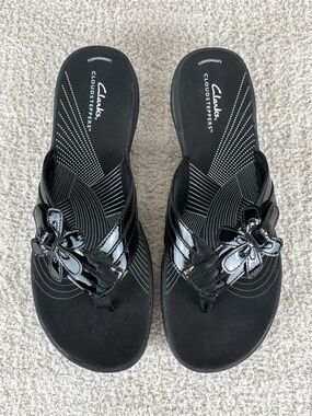 Clarks Sandals Women 10M Black Brinkley Floral Flip Flop Patent Cloudsteppers
